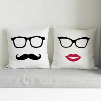 Cuscini per coppia personalizzati con occhiali baffi e bocca di donna